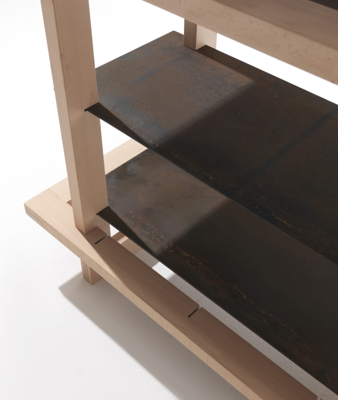 Arredo su misura in legno e acciaio realizzato da Pifferi & Alpi in collaborazione con falegnami della Brianza, esempio di design artigianale contemporaneo.