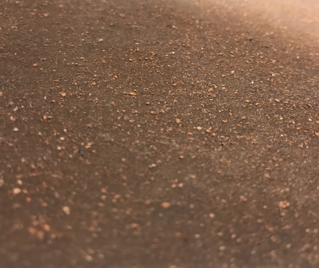 Superficie in alluminio lavorata per ottenere un autentico effetto Corten materico, con sfumature calde, texture irregolari e una resa visiva ricca di profondità. Una finitura leggera ma estremamente scenografica, ideale per arredi su misura, rivestimenti architettonici e progetti che richiedono il fascino del Corten senza gli effetti del metallo vivo.