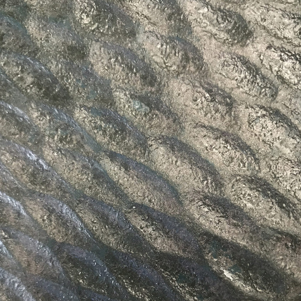 Superficie in alluminio rifinita con texture mandorlata ottenuta tramite lavorazione manuale. Una finitura materica e distintiva, ideale per progetti che richiedono un tocco artigianale e una resa estetica più caratterizzata.