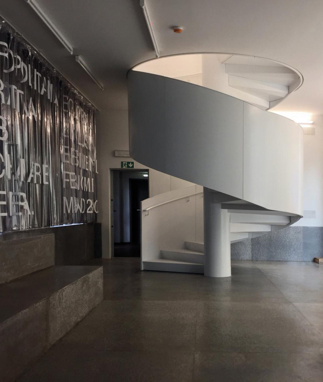 Scala elicoidale in acciaio realizzata da Pifferi & Alpi per la Triennale di Milano: eleganza, precisione e design architettonico Made in Italy.