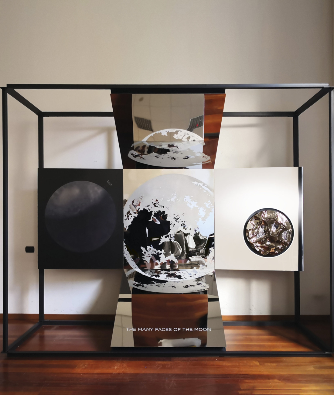 Realizzazione e installazione artistica in metallo e specchi realizzata da Pifferi & Alpi in collaborazione con importanti architetti e designer, esempio di design contemporaneo Made in Italy.