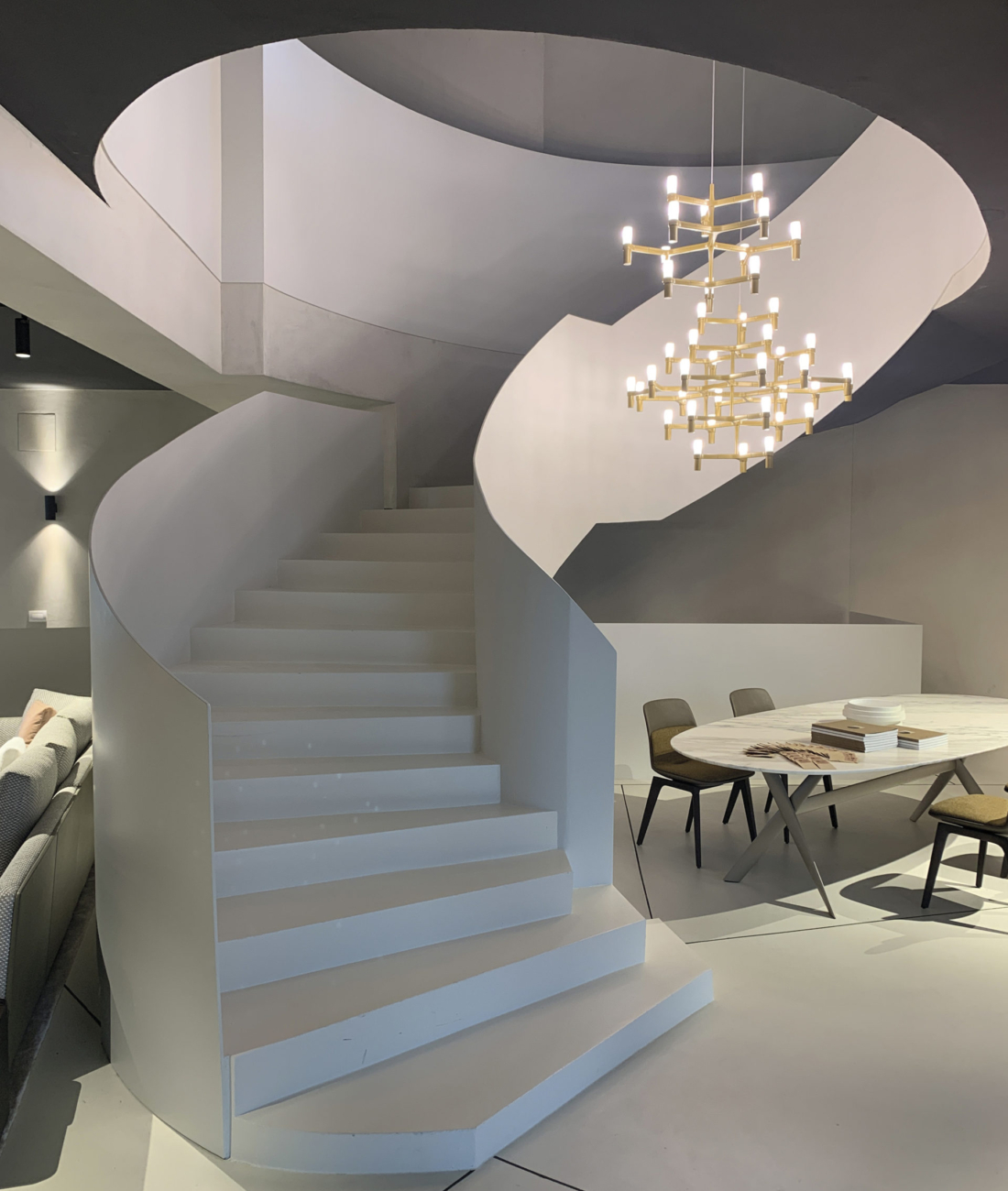 Scala elicoidale in acciaio verniciato bianco realizzata per lo showroom Molteni&C a Giussano da Pifferi & Alpi, design contemporaneo e linee fluide.