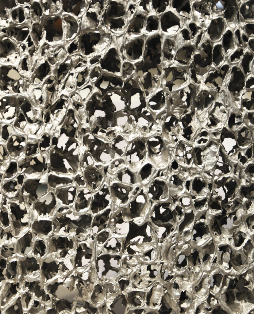 Finitura artigianale su alluminio ottenuta attraverso lavorazioni dedicate, pensate per creare superfici uniche per texture, tonalità e precisione. Ogni dettaglio valorizza l’identità del progetto.