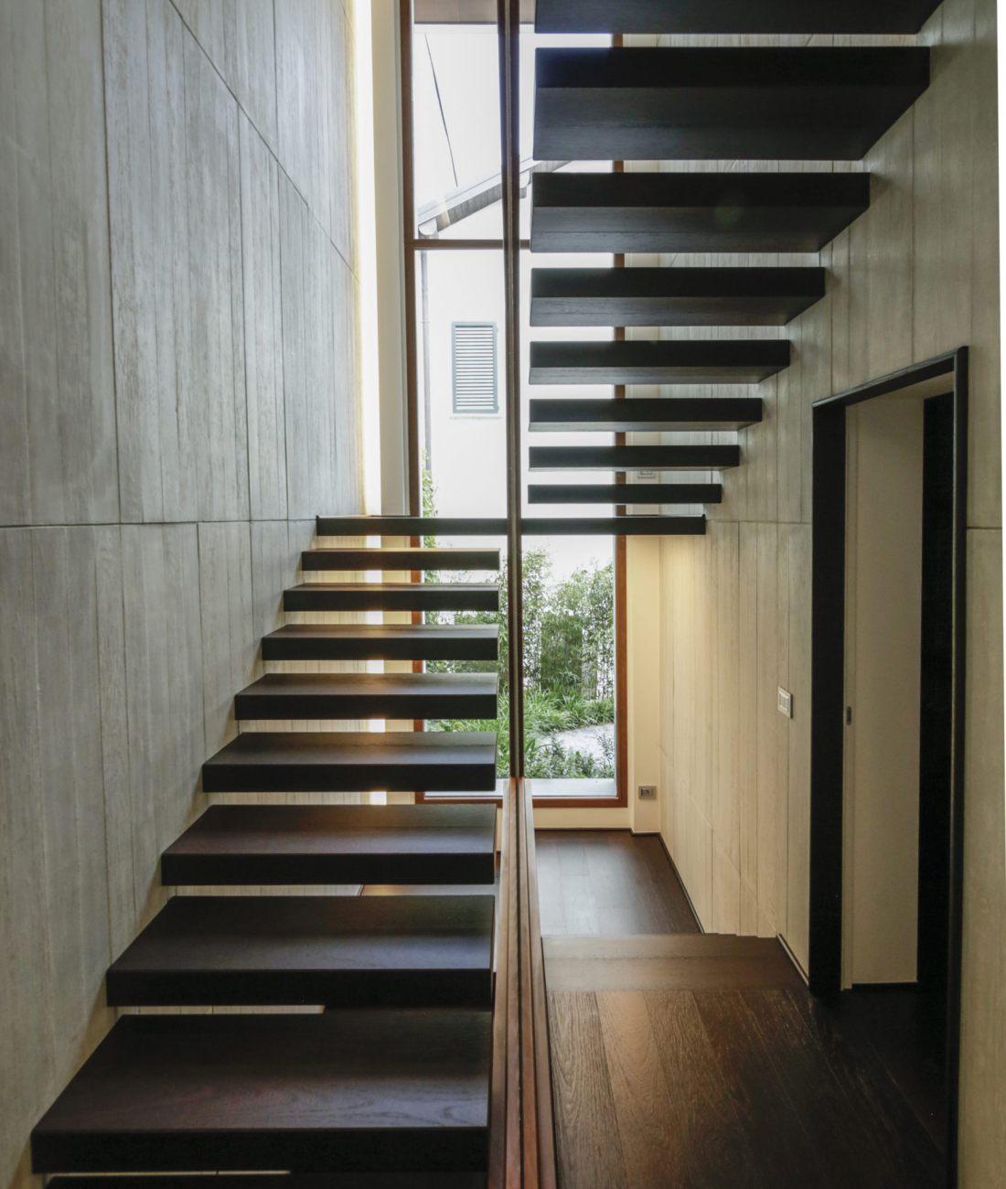 Serramenti in ferro minimal realizzati da Pifferi & Alpi per una casa moderna a Como, design minimale che amplifica la luminosità naturale