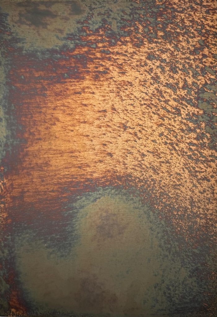 Superficie in ferro trattata con processo di acidatura che genera sfumature profonde, irregolari e dal forte impatto visivo. Una finitura dal carattere autentico e distintivo, ideale per arredi, pannelli e dettagli architettonici che richiedono un’estetica industriale e ricercata.