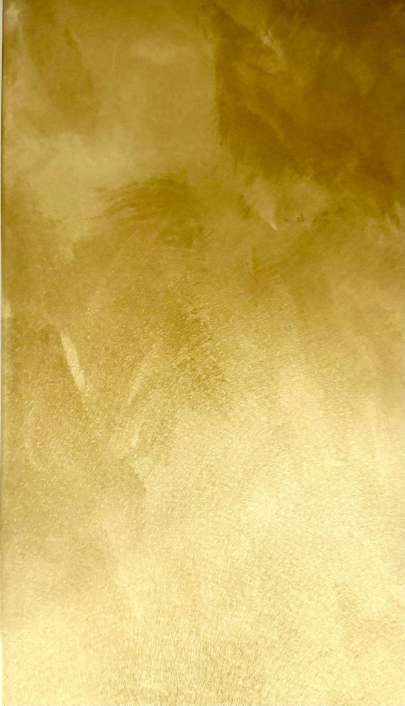 Superficie in ottone trattata con finitura bronzata, caratterizzata da tonalità calde e sfumature profonde. Una lavorazione che dona al metallo un aspetto ricercato e senza tempo, perfetta per arredi, dettagli architettonici e progetti di interior design di alta gamma.