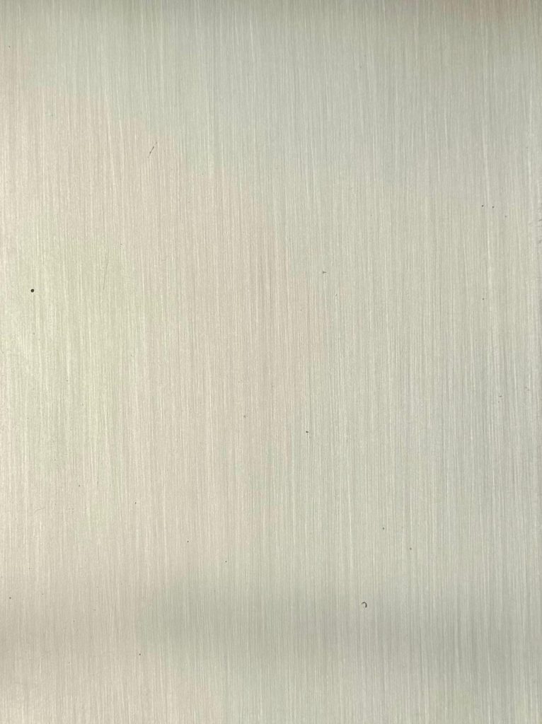 Superficie in acciaio inox lavorata con satinatura fine, che conferisce un aspetto uniforme, morbido e privo di riflessi. Una finitura elegante e resistente, ideale per arredi, rivestimenti e dettagli architettonici che richiedono pulizia estetica e massima continuità visiva.