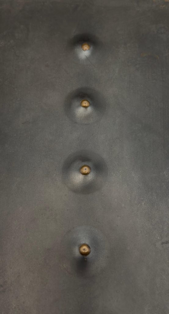 Esempio di lavorazioni speciali su ferro che combinano martellatura artigianale e trattamento di acidatura, ottenendo una superficie ricca di texture, contrasti e profondità materica. Una finitura dal carattere deciso e contemporaneo, ideale per arredi su misura, pannelli decorativi e dettagli architettonici di alto livello.