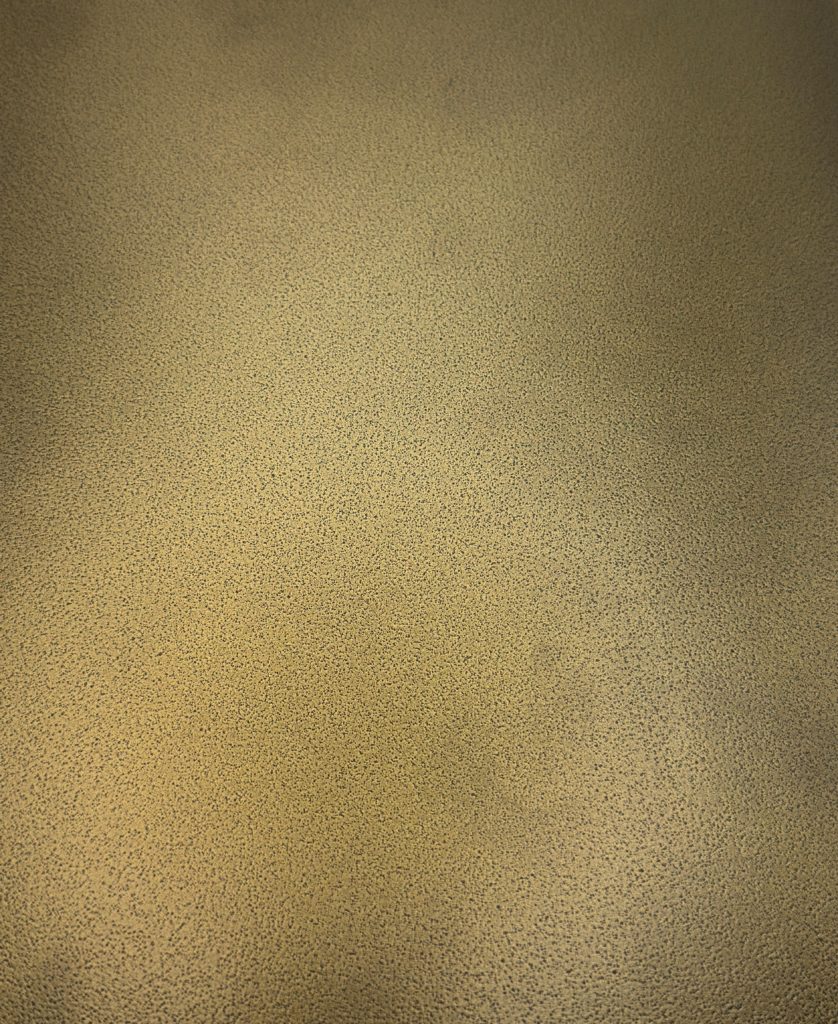 Superficie in ottone lavorata con trattamento anticatura, che crea tonalità calde e sfumature irregolari dal fascino vintage. Una finitura raffinata e senza tempo, ideale per arredi, dettagli decorativi e progetti di interior design che richiedono un carattere ricco e autentico.