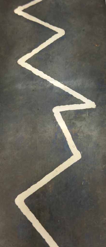 Superficie metallica rifinita con saldature perfettamente integrate nel materiale, che creano continuità visiva e una texture omogenea. Una lavorazione artigianale ideale per arredi e dettagli architettonici dal carattere contemporaneo, dove il metallo diventa elemento estetico e strutturale allo stesso tempo.