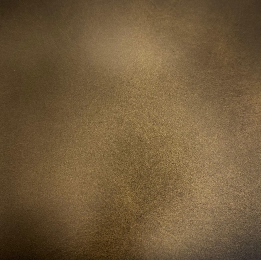 Superficie in alluminio trattata con finitura ottone pagliettata, caratterizzata da micro-texture irregolari che creano un effetto satinato vibrante. Una lavorazione dal forte impatto visivo, ideale per arredi su misura, rivestimenti e dettagli architettonici che richiedono un’estetica calda e contemporanea.