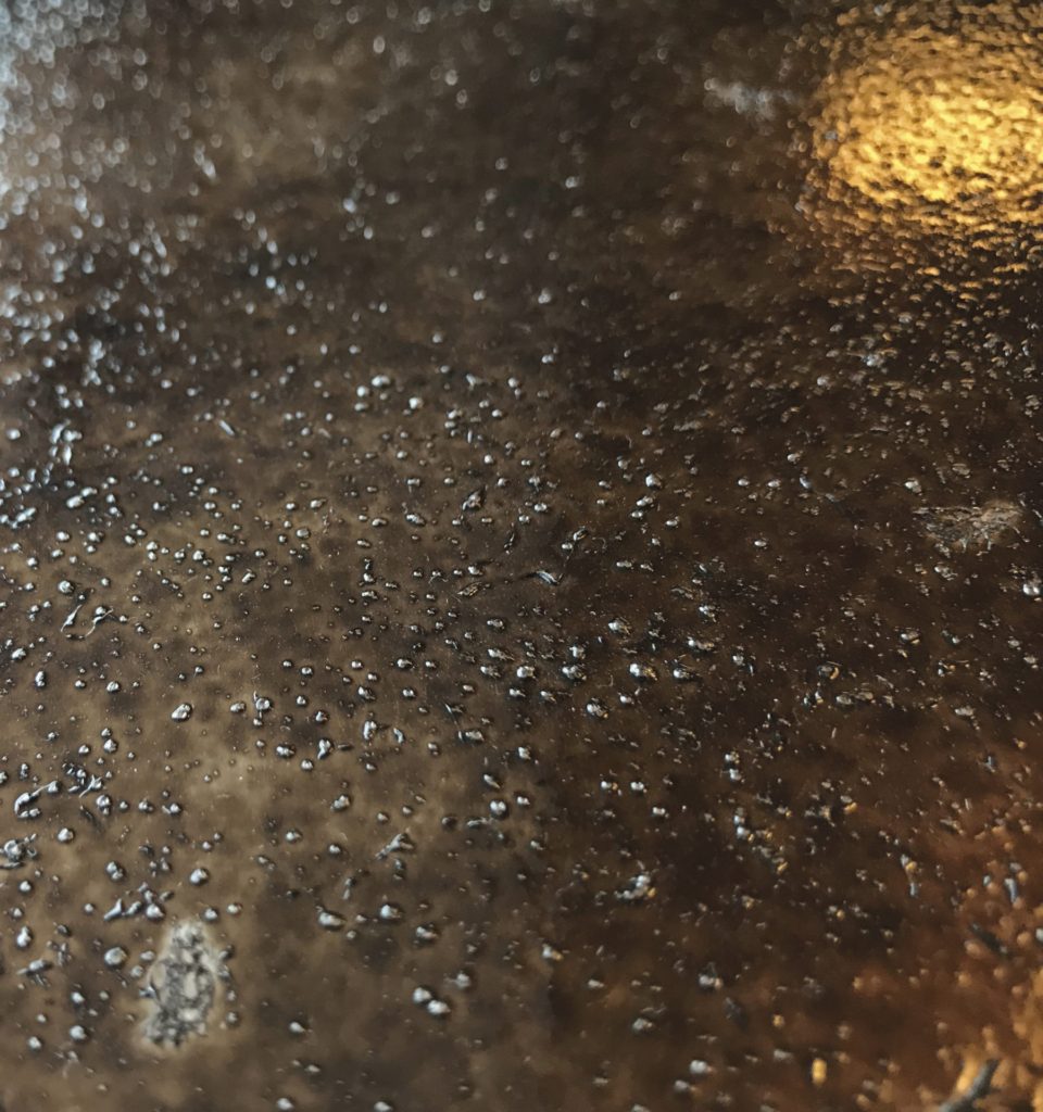 Finitura effetto bronzato realizzata con verniciatura professionale e lavorazione su elementi materici. Una superficie calda e materica che valorizza i dettagli metallici, ideale per arredi su misura, architettura contemporanea e progetti di design di alta gamma.