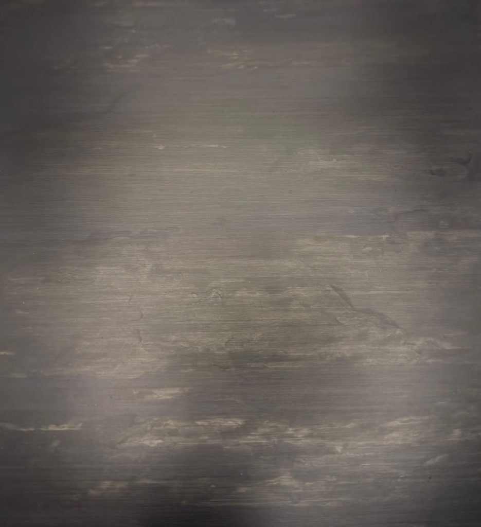 Superficie in ferro sottoposta a doppia lavorazione di acidatura e satinatura, che crea un effetto materico raffinato con sfumature morbide e omogenee. Una finitura elegante e contemporanea, ideale per arredi su misura, pannellature e progetti architettonici che richiedono profondità visiva e una texture ricercata.