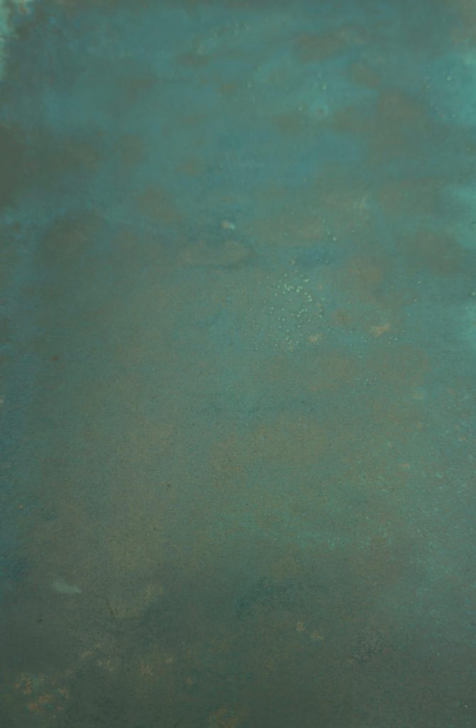 Superficie in ferro sottoposta a trattamento di ossidazione e successiva tintura, che crea un effetto cromatico profondo e naturale. Una finitura dal carattere deciso, ideale per arredi, pannelli e elementi architettonici che richiedono un’estetica materica e contemporanea.