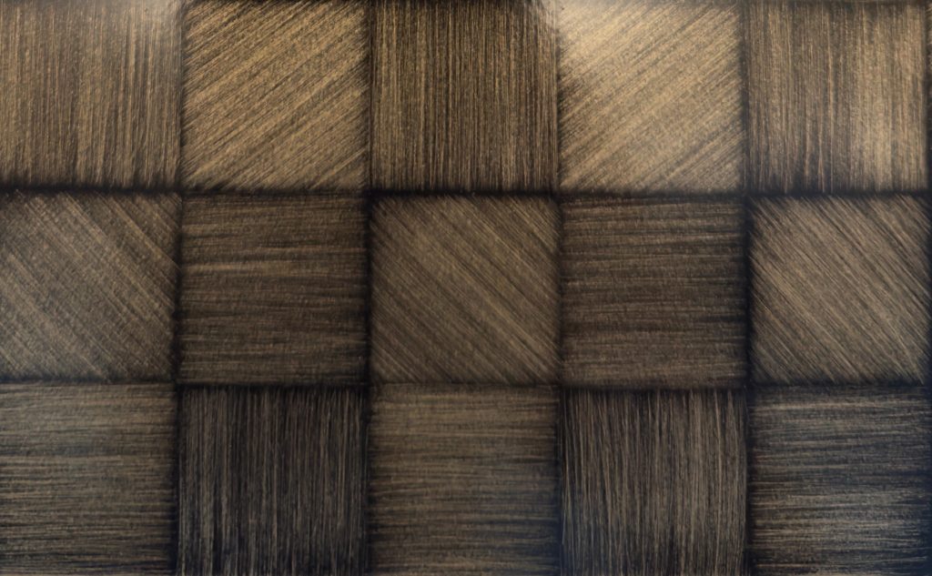 Superficie in ferro rifinita con verniciatura professionale e successiva satinatura, che dona al metallo un aspetto uniforme, morbido e raffinato. Una lavorazione versatile e contemporanea, ideale per arredi, pannellature e elementi architettonici che richiedono eleganza visiva e grande pulizia estetica.